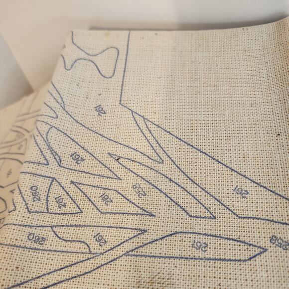 Vtg Aunt Lydia’s Red Barn Rug No 678 Punch Needle Foundation 24x36 Kit - Picture 7 of 10